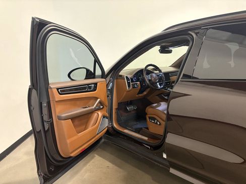 Used 2021 Porsche Cayenne Turbo AWD/4WD image 12