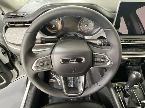 Used 2022 Jeep Compass Latitude AWD/4WD image 11