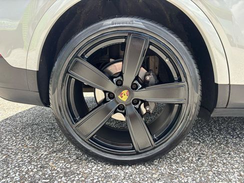 Used 2023 Porsche Cayenne AWD/4WD image 32