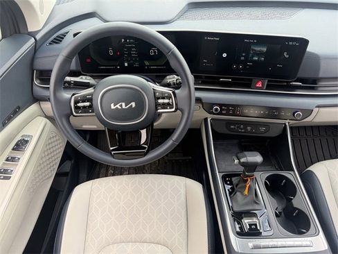 Used 2025 Kia Carnival EX image 12