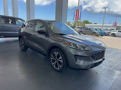 Certified 2022 Ford Escape SE w/ SE Sport Appearance Package AWD/4WD image 4