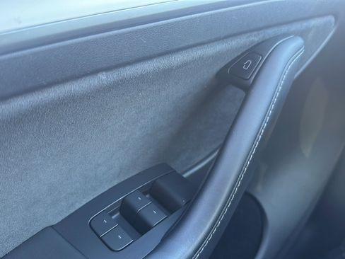 Used 2022 Tesla Model Y Long Range image 23