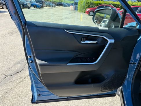 Used 2022 Toyota RAV4 SE w/ Convenience Package image 10