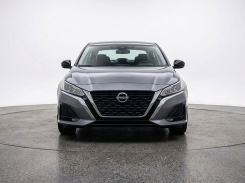 Used 2025 Nissan Altima 2.5 SV FWD image 2