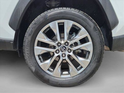 Used 2020 Toyota RAV4 XLE Premium FWD image 22