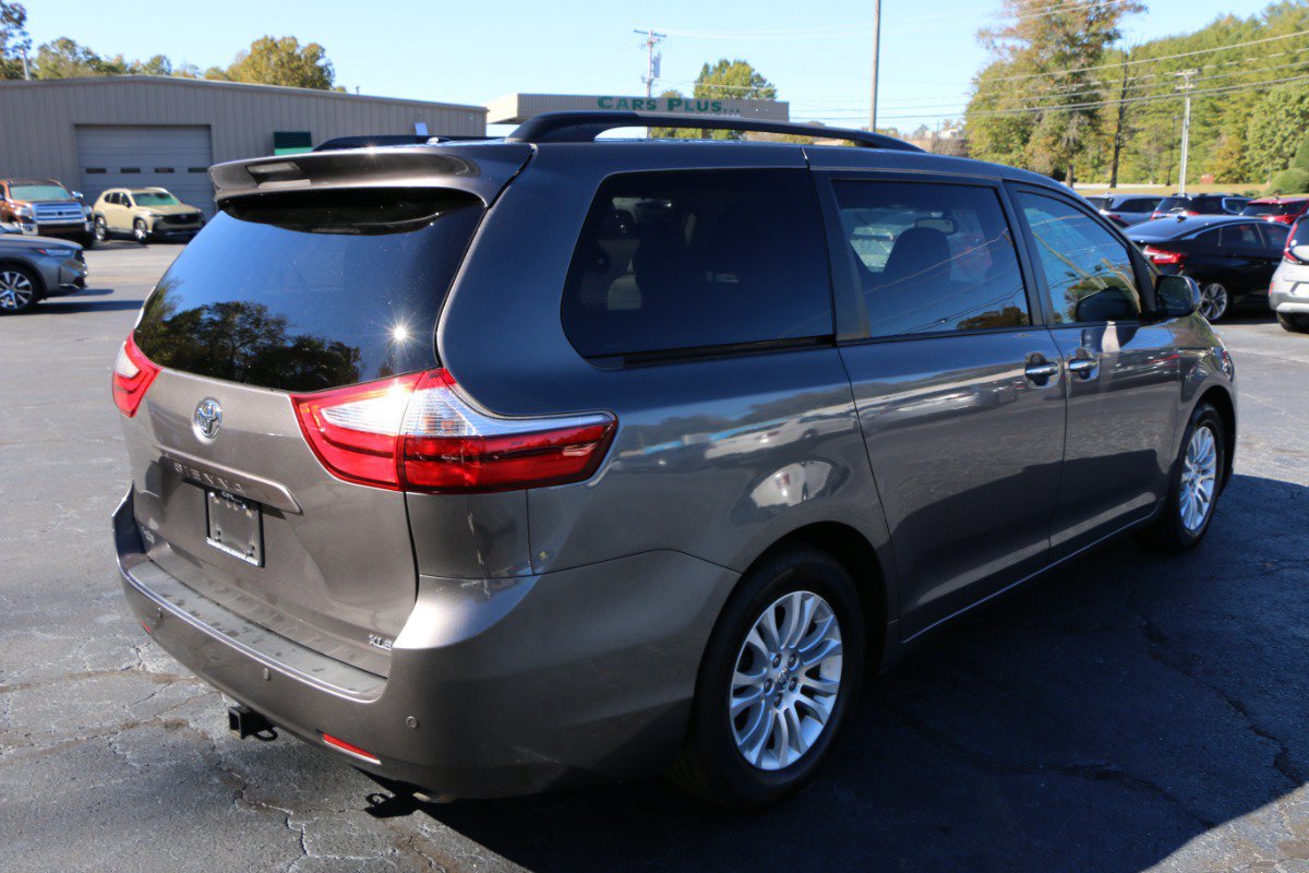 Used 2015 Toyota Sienna XLE w/ XLE Navigation Package FWD image 8