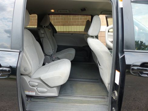Used 2017 Toyota Sienna LE FWD image 48
