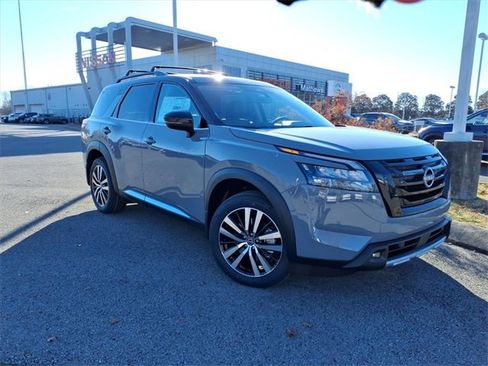 New 2025 Nissan Pathfinder Platinum image 1