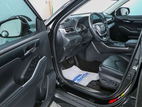 Used 2024 Toyota Highlander XLE FWD image 3