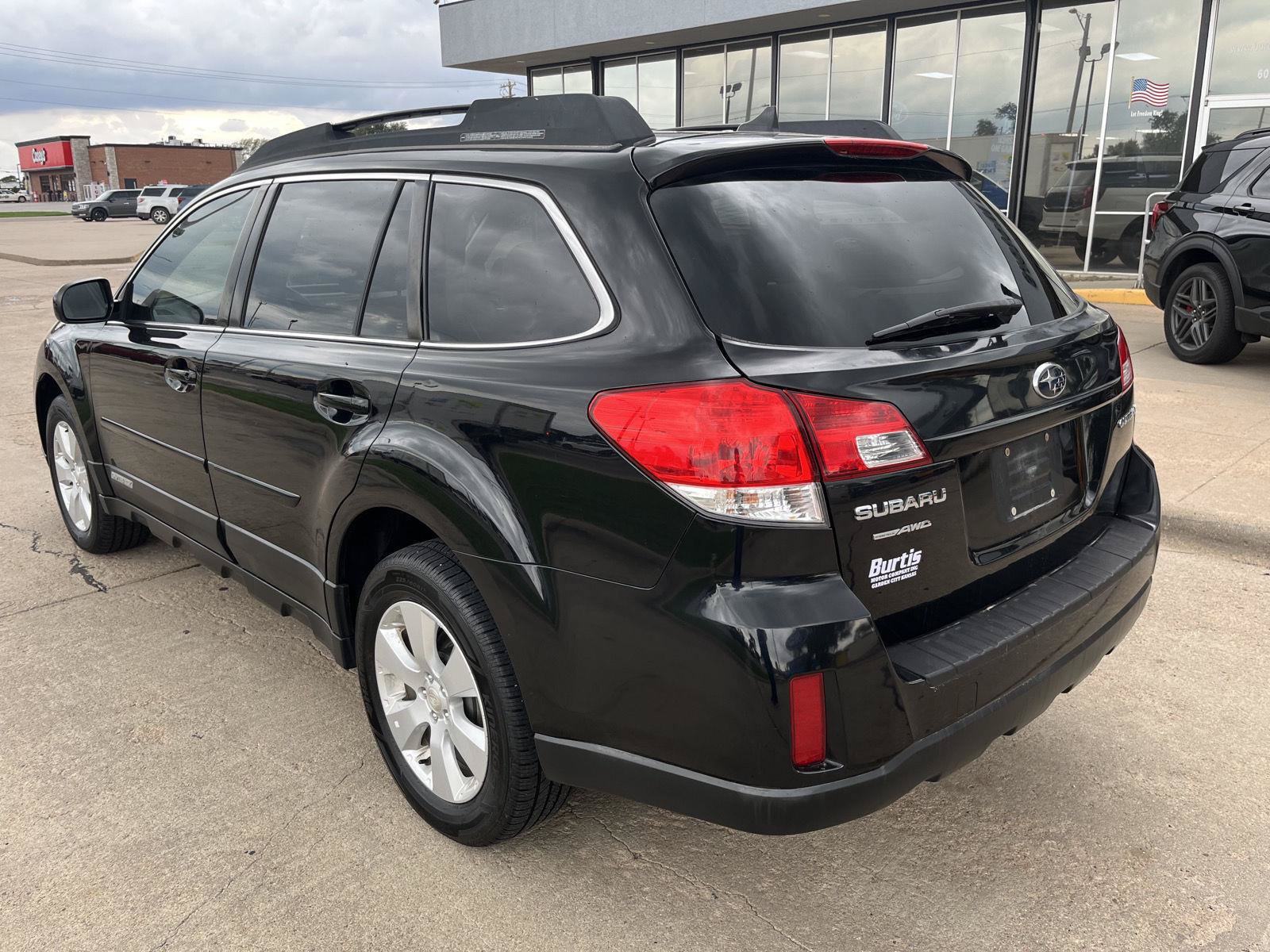 Used 2011 Subaru Outback 2.5i Limited w/ PWR Moonroof Pkg AWD/4WD image 11