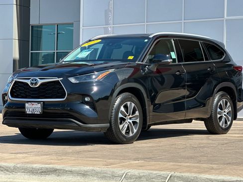Used 2022 Toyota Highlander XLE AWD/4WD image 8