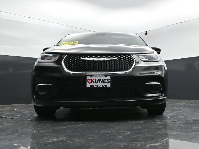 Used 2024 Chrysler Pacifica Touring-L FWD image 44