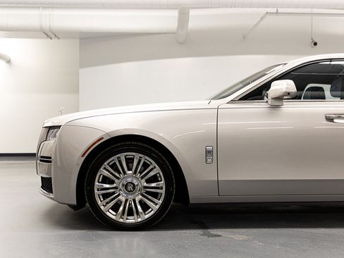 Used 2022 Rolls-Royce Ghost w/ Ghost Package image 15