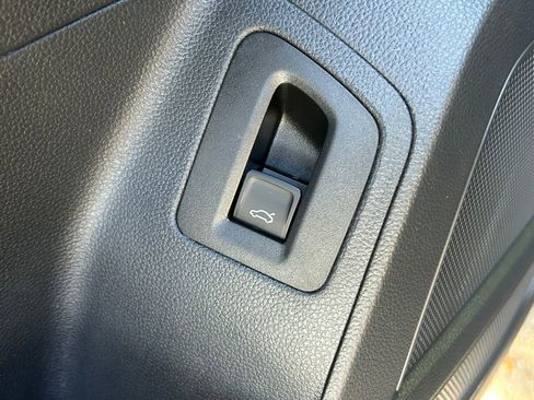 Used 2020 Volkswagen Atlas Cross Sport SE w/ Towing Package FWD image 25