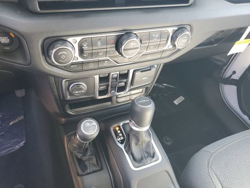 New 2025 Jeep Gladiator Sport image 18