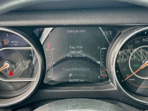 Used 2018 Jeep Wrangler Unlimited Sahara w/ Cold Weather Group AWD/4WD image 11
