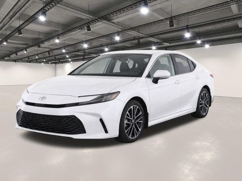 Used 2025 Toyota Camry XLE FWD image 1