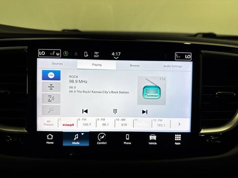 Used 2023 Chrysler Pacifica Touring-L FWD image 12
