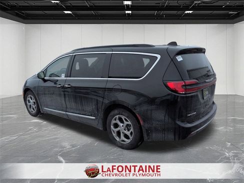 Used 2023 Chrysler Pacifica Limited image 6
