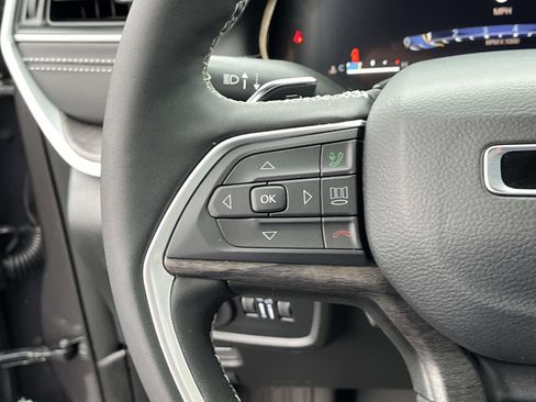 Used 2025 Jeep Grand Cherokee L Limited w/ Luxury Tech Group II image 31