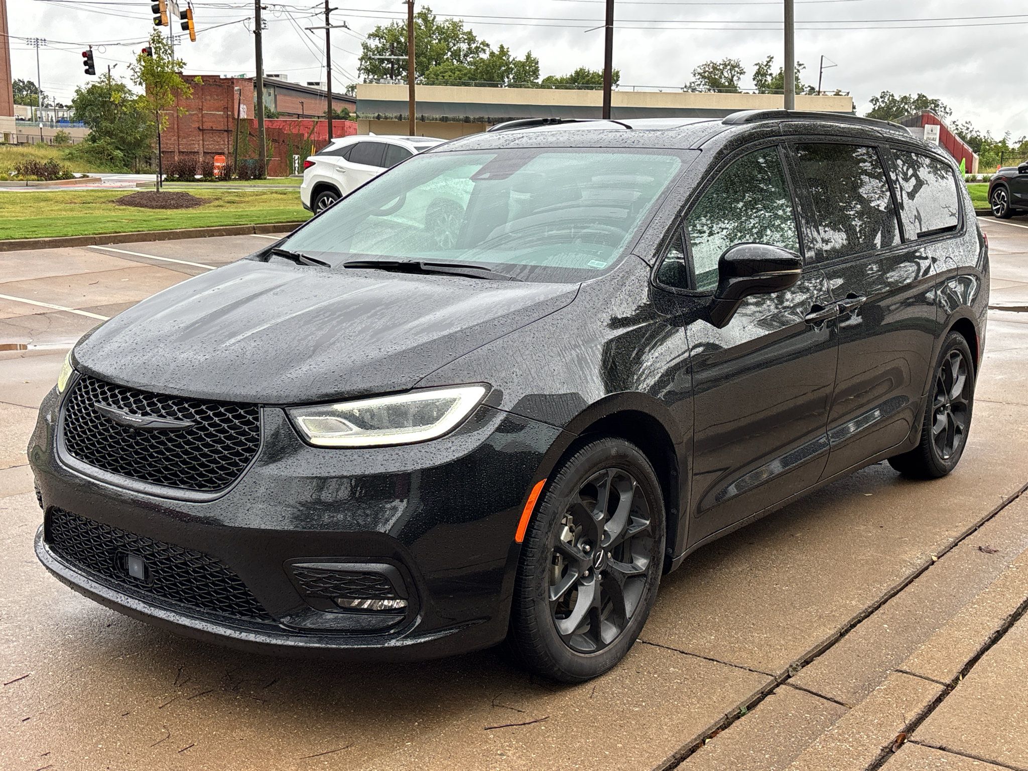 Used 2025 Chrysler Pacifica Limited FWD image 4