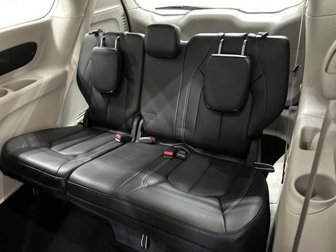 Used 2023 Chrysler Pacifica Touring-L AWD/4WD image 20