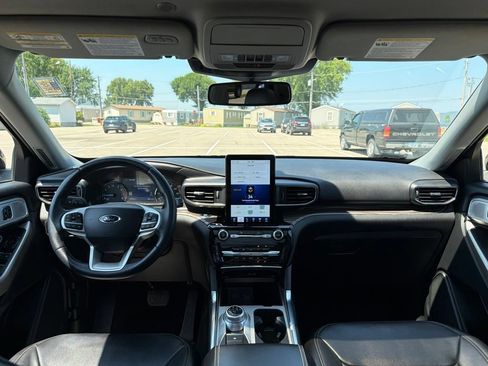 Used 2023 Ford Explorer Limited w/ Limited Technology Package AWD/4WD image 16