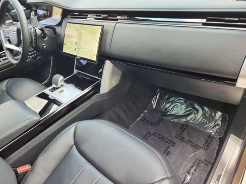 Used 2025 Land Rover Range Rover SE image 29