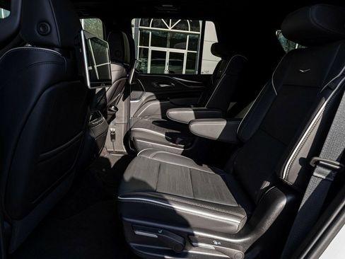 Used 2024 Cadillac Escalade Premium Luxury image 25