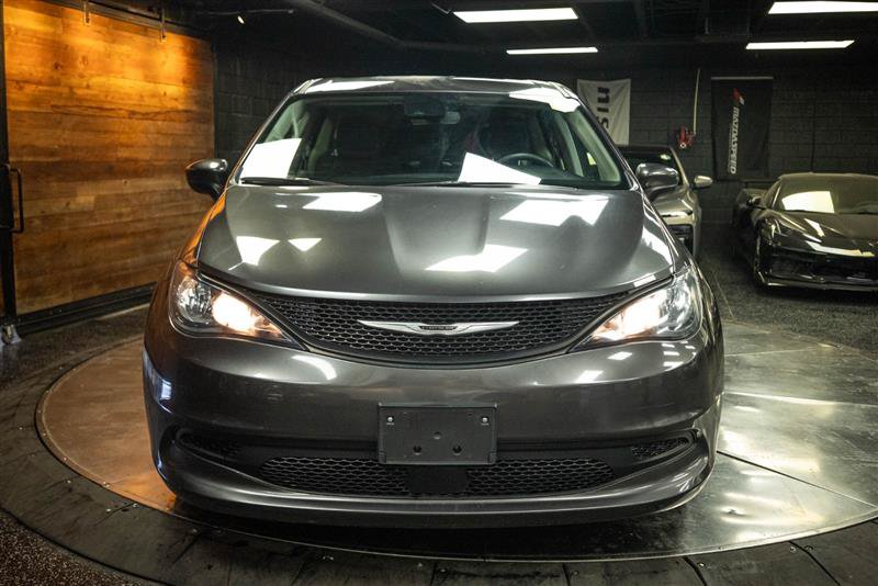 Used 2023 Chrysler Voyager LX FWD image 4