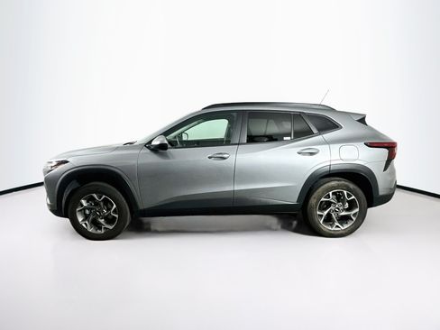 Used 2025 Chevrolet Trax LT w/ LT Convenience Package FWD image 4