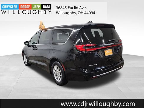 Used 2024 Chrysler Pacifica Touring-L FWD image 6