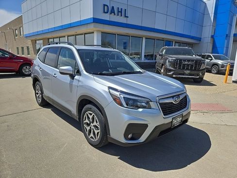 Used 2021 Subaru Forester Premium AWD/4WD image 2