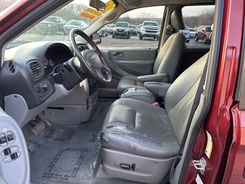 Used 2007 Chrysler Town & Country Touring image 9
