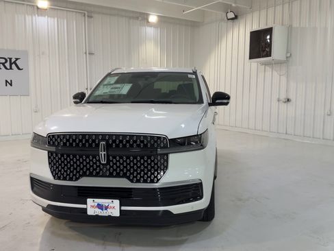 New 2026 Lincoln Navigator Premiere AWD/4WD image 4