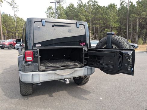 Used 2017 Jeep Wrangler Unlimited Rubicon w/ Connectivity Group image 6