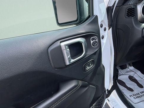 Used 2018 Jeep Wrangler Unlimited Sahara w/ Uconnect 4C Nav & Sound Group AWD/4WD image 10