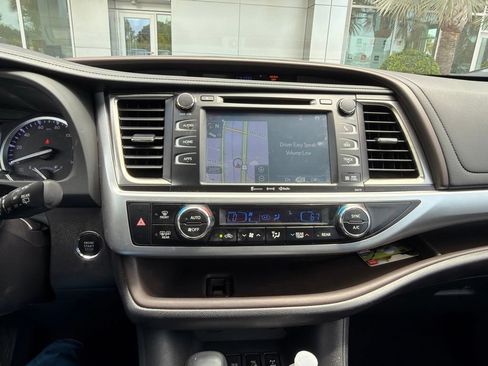 Used 2018 Toyota Highlander XLE AWD/4WD image 8