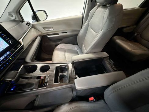 Used 2023 Toyota Sienna Limited AWD/4WD image 30