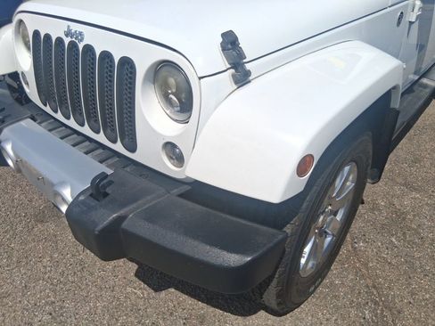 Used 2015 Jeep Wrangler Unlimited Sahara w/ Connectivity Group AWD/4WD image 17