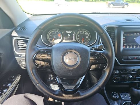 Used 2021 Jeep Cherokee Latitude Plus AWD/4WD image 16