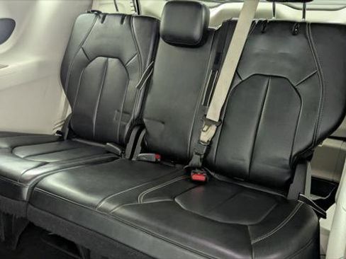 Used 2023 Chrysler Pacifica Touring-L FWD image 16