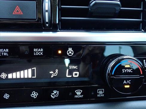 Used 2023 Nissan Pathfinder SL AWD/4WD image 19