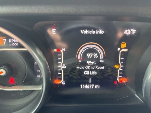 Used 2019 Jeep Wrangler Unlimited Sahara w/ Dual Top Group AWD/4WD image 32