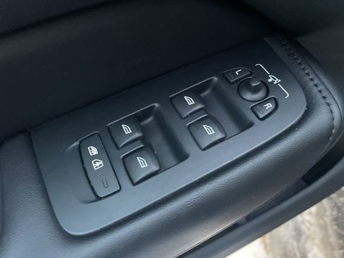 Certified 2023 Volvo XC60 B5 Plus w/ Climate Package image 19