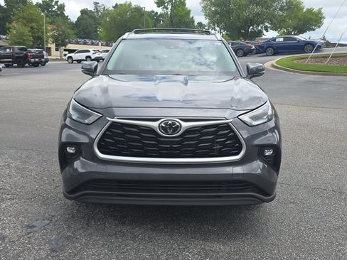 Used 2022 Toyota Highlander XLE FWD image 2