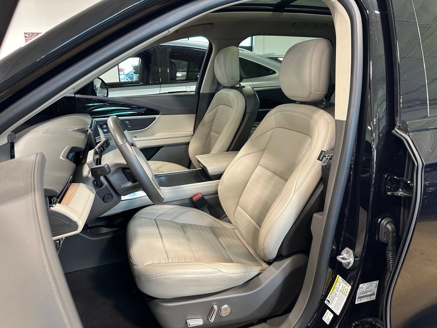 Used 2025 Lincoln Nautilus Reserve AWD/4WD image 13