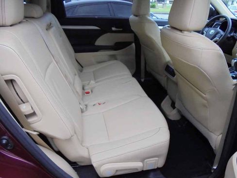 Used 2014 Toyota Highlander XLE FWD image 10