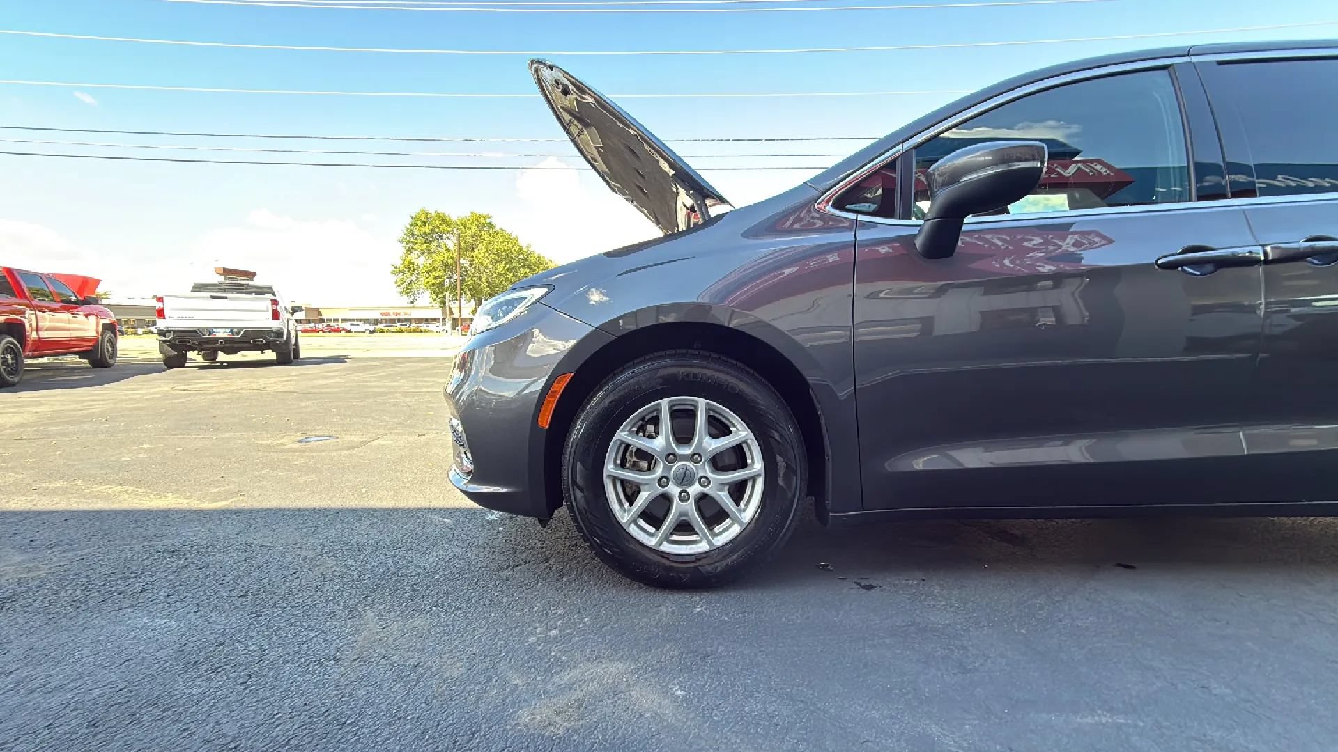 Used 2023 Chrysler Pacifica Touring FWD image 14