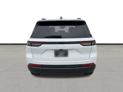Used 2024 Jeep Grand Cherokee Altitude RWD image 6